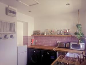 Dawel Lodge with Hot Tub and Logfire