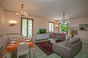 Villa Alberti 900m from Garda Lake