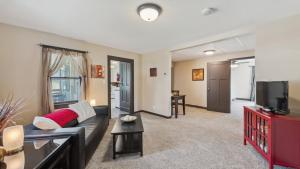 Red Hibiscus House - 3 Blocks from Lake Pepin