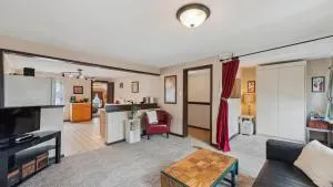 Fire Lily Apartment - 3 Blocks from Lake Pepin - 梅诺莫尼