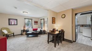 Jasmine Apartment - 3 Blocks from Lake Pepin