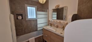 Appartements Appartement clim, parking, wifi : photos des chambres