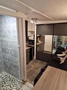 Agréable studio avec sa terrasse extérieure entièrement aménagé à 5 min de la mer