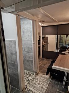 Agréable studio avec sa terrasse extérieure entièrement aménagé à 5 min de la mer