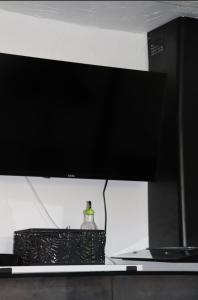 Agréable studio avec sa terrasse extérieure entièrement aménagé à 5 min de la mer