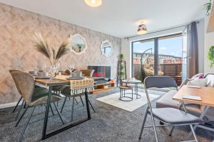 Golden Desert with FREE Parking - Netflix