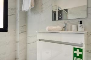 Beco Santa Emilia 1C, a Home in Madeira