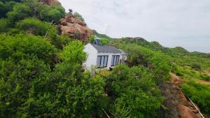 Makgobelo Lodge -The White House - Solar powered