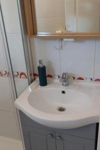 Apartments with parking space Kornic, Krk - 15293