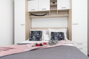 Family friendly house with a swimming pool Zecevo Rtic, Rogoznica - 10307