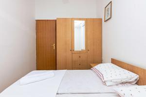 Apartments by the sea Rogoznica - 23414