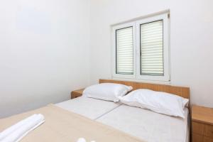 Apartments by the sea Rogoznica - 23414