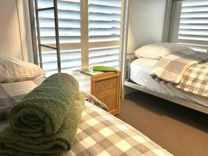 Seascape Beach House, luxury 3x2, fire pit, enchanted garden, pet friendly, sleeps 8, opp cafe