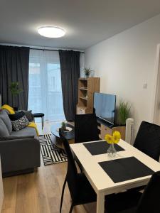 Apartament Grey 2 pokojowy z balkonem w Warszawie