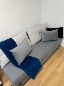 Apartament Grey 2 pokojowy z balkonem w Warszawie