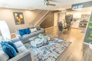 Spacious 2-Bedroom Townhouse with Pool & Private Patio in Central Las Vegas - Paradise