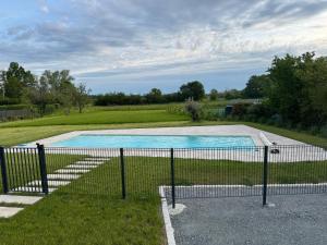 Maison contemporaine avec piscine et jardin, proche de Bourges - FR-1-586-43