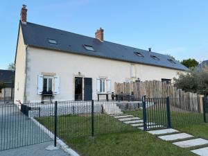Maison contemporaine avec piscine et jardin, proche de Bourges - FR-1-586-43