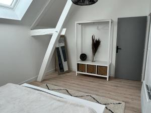 Maisons de vacances Maison contemporaine avec piscine et jardin, proche de Bourges - FR-1-586-43 : photos des chambres