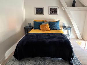 Maisons de vacances Maison contemporaine avec piscine et jardin, proche de Bourges - FR-1-586-43 : photos des chambres