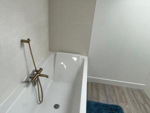 Maisons de vacances Maison contemporaine avec piscine et jardin, proche de Bourges - FR-1-586-43 : photos des chambres