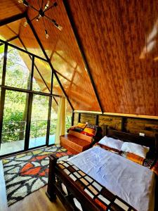 Ecoglamping entre árboles