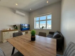 Brand New Sleek 2-BR Urban Retreat at Petone - 下哈特