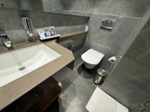 Hotel Mumbai House Mindspace Malad