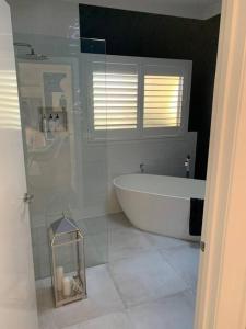 The Small House - Mid century gem in wine countys Healesville