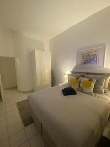 The French Coastal Retreat by J - Central, 5 Mins to SEA, Tram, Train, AC, WiFi