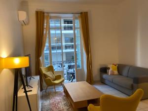 The French Coastal Retreat by J - Central, 5 Mins to SEA, Tram, Train, AC, WiFi