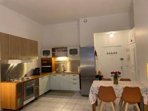 The French Coastal Retreat by J - Central, 5 Mins to SEA, Tram, Train, AC, WiFi