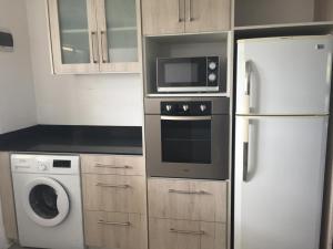 Bel appartement sur la route côtière à 50 m d une très belle plage