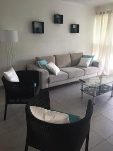 Bel appartement sur la route côtière à 50 m d une très belle plage