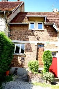 Maison derrière les champs - 茹伊