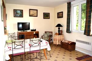 Maison derrière les champs