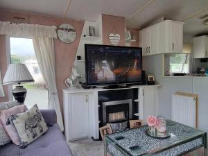 Caravan - Sleeps 8 pet friendly & hot tub