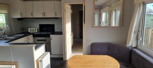 Caravan - Sleeps 8 pet friendly & hot tub