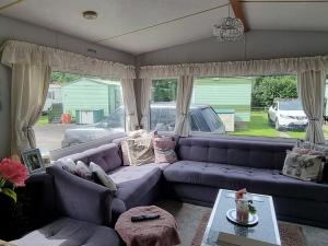 Caravan - Sleeps 8 pet friendly & hot tub
