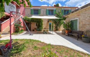 5 Bedroom Cozy Home In Galizana