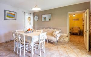 5 Bedroom Cozy Home In Galizana 