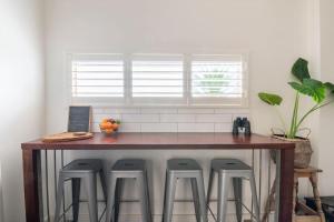 Studio South Port - Lush Private Oceanfront Studio Apartment