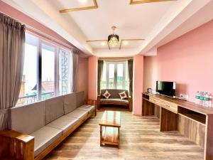 Yepplos King Size Suite Room with Mountain View