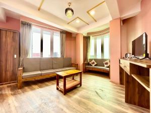 Yepplos King Size Suite Room with Mountain View