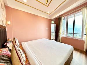 Yepplos King Size Suite Room with Mountain View