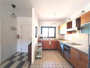 Amplio adosado a pocos metros de la playa