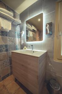 Hotels Logis Hotel Restaurant Le Plantevin : Chambre Double