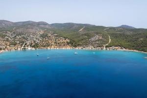 Manos Beach House Salamina