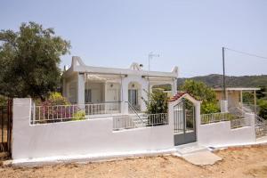 Manos Beach House Salamina
