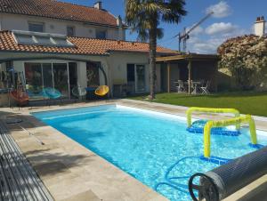 Maisons de vacances Grande maison proche Nantes piscine chauffee couverte : Maison 5 Chambres